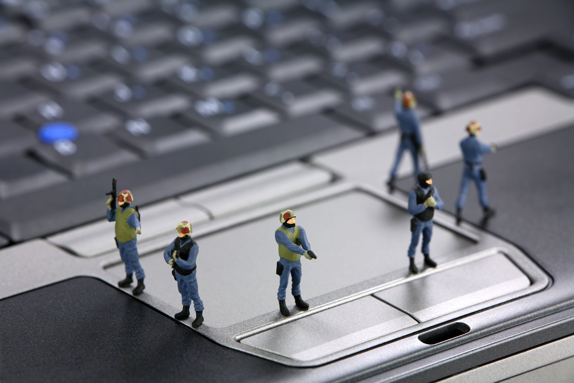 hi-tech technologia laptop touchpad laptop dysk twardy dysk twardy urządzenie przechowywanie informacje bezpieczeństwo figurki inżynierowie programiści siły specjalne strażnik policja ok rozmycie bokeh tapeta