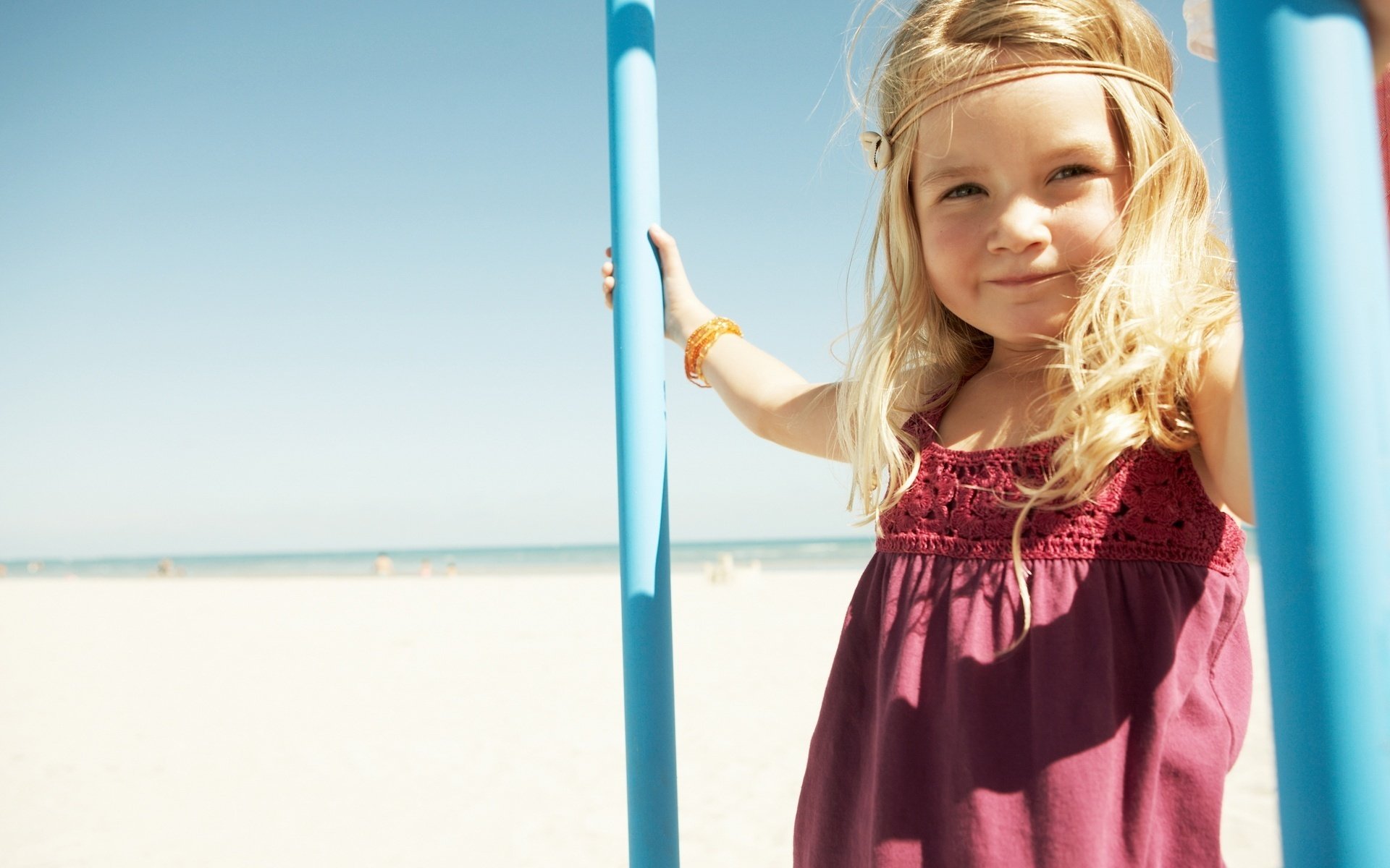 blondynka na plaży słońce spojrzenie blondynki oczy twarz portret