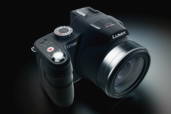 Фотоаппарат Panasonic Lumix. Средний план