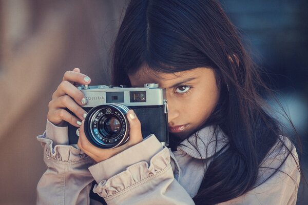 Фотографирующая девочка. фотоаппарат konica