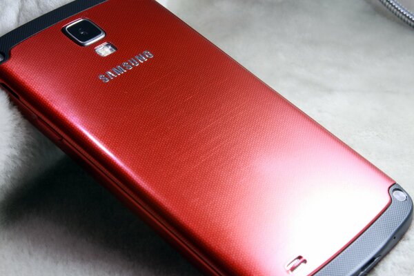 Фото телефона samsung s4 на фоне пледа