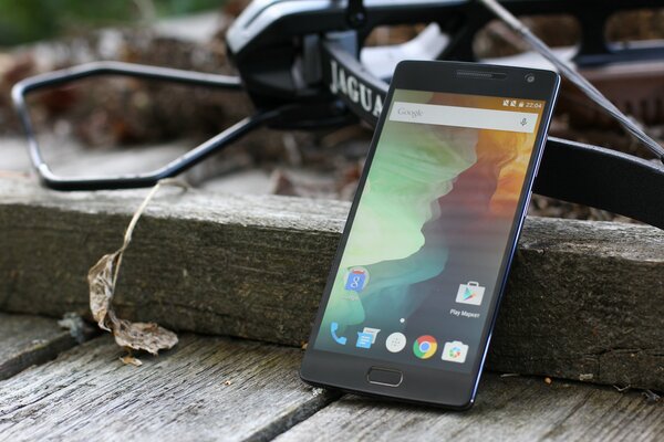 Smartfon z prawie pustym pulpitem, bez zbędnych aplikacji