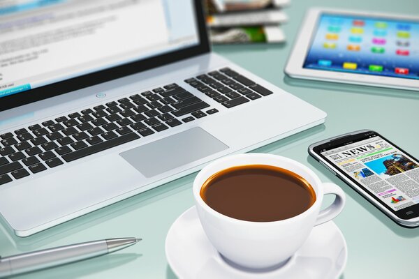 Кофе, ноутбук и смартфон на белом столе