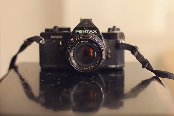 Старинный фотоаппарат pentax на столе