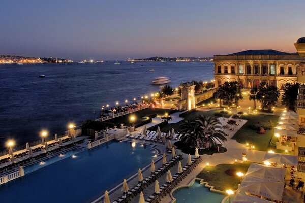 Hotel nad morzem pod nocnym niebem