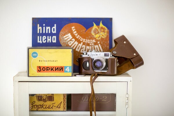 Легендарный советский фотоаппарат и коробка и-под него