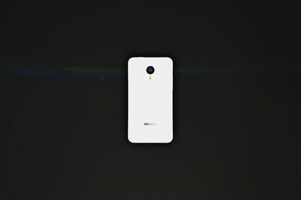 Biały smartfon na czarnym stole