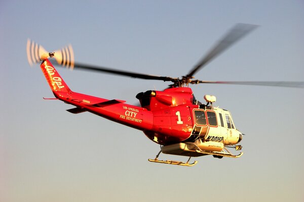 Helikopter na tle zachodu Słońca w Los Angeles