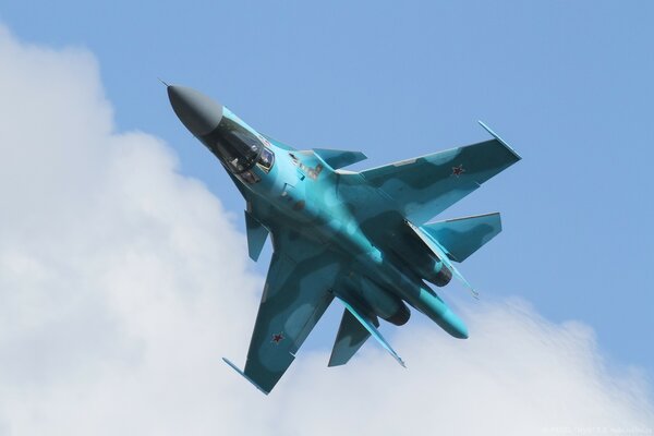 Myśliwiec Su-34 w błękitnym niebie