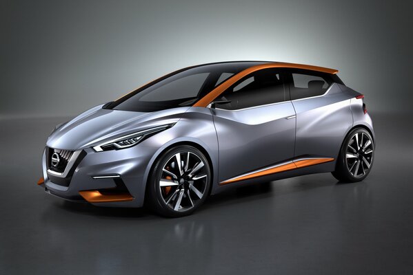 Szary Nissan Hatchback z pomarańczowymi wstawkami