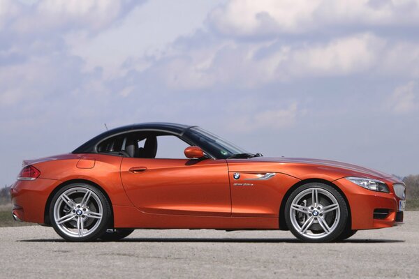 BMW Z4 pomarańczowy kabriolet