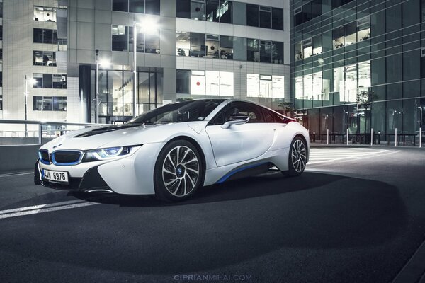 Białe BMW w świetle nocnym