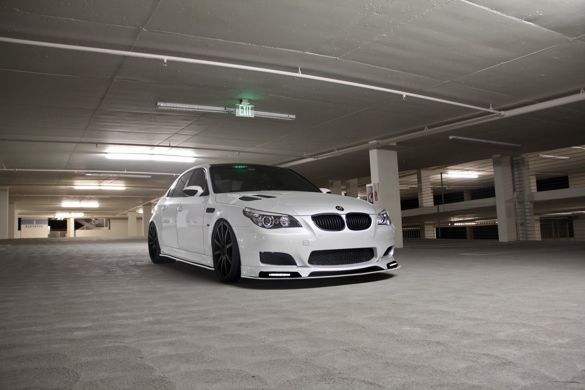 bmw m5 e60 белый бмв вид спереди парковка