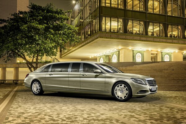 Mercedes Maybach w kolorze stali na tle budynku