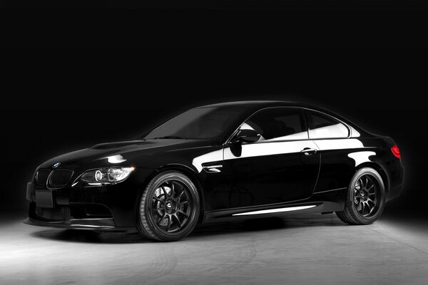 Tuningowany samochód BMW M3 w kolorze czarnym 2014