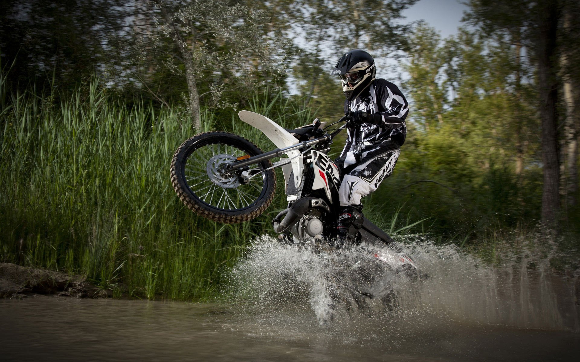 sport derbi motocykl splash moto rowery woda sporty motorowe motocross rower kask krajobraz