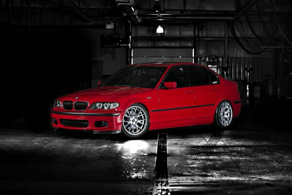 Samochód. Czerwone BMW w deszczowy wieczór