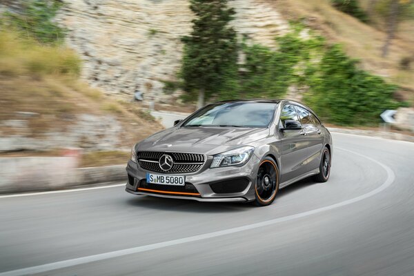 Mercedes-benz w sportowym pakiecie na drodze