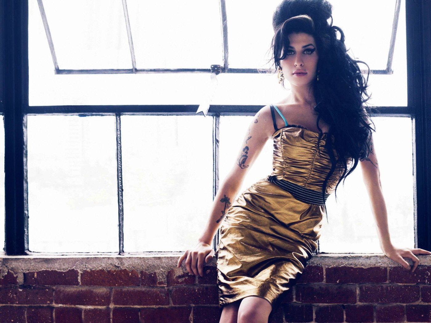 emi winehouse złota sukienka dziewczyna okno brunetka modelka figura pozowanie sukienka tatuaż piersi włosy loki laska seksowna modelka kobiety oczy twarz