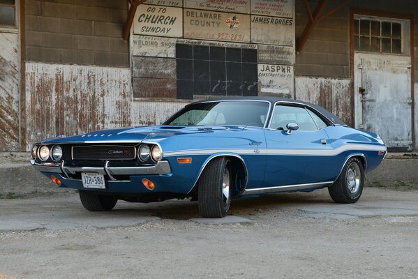 Stary Dodge Challenger na tle magazynu