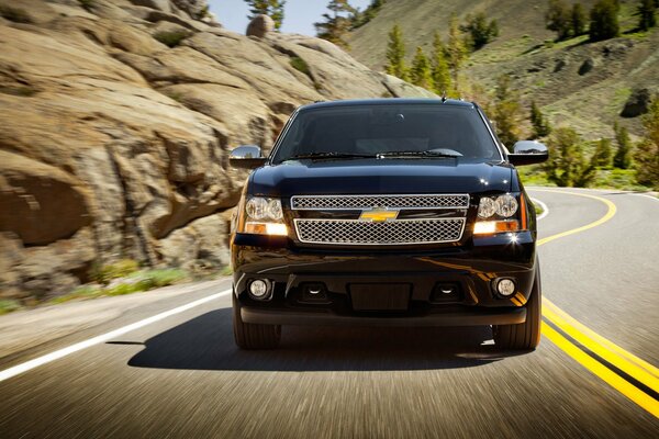 Chevrolet 2013 jedzie drogą podmiejską