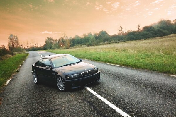 Samochód BMW na tle drogi i natury