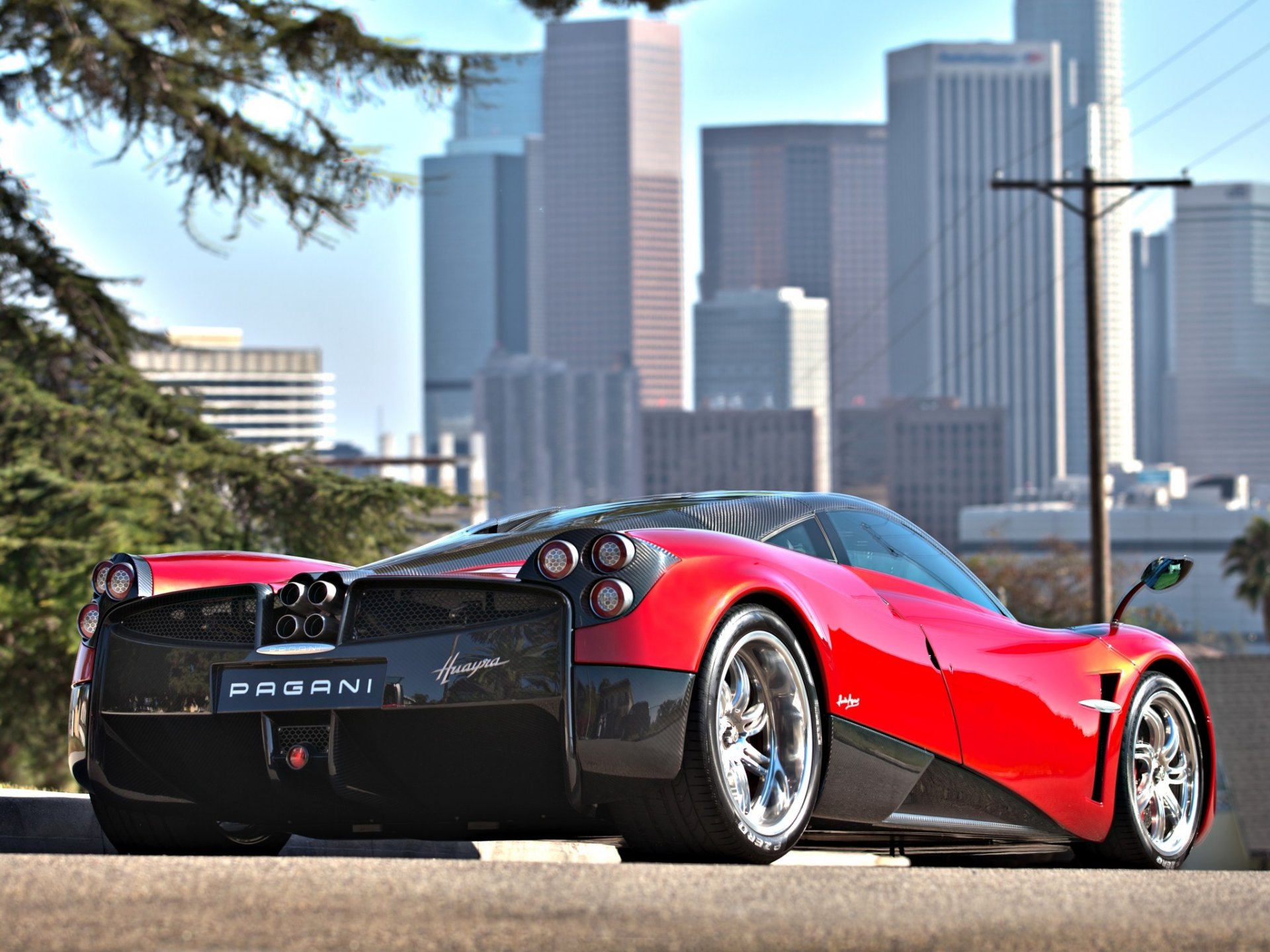 автомобиль машина пагани красный город pagani huayra красные