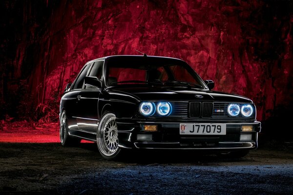 Czarne BMW świeci reflektorami