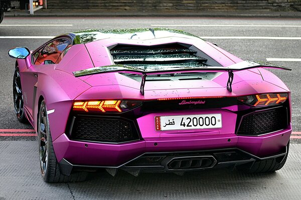 Jasny fioletowy Lamborghini Aventador ze skrzydłem
