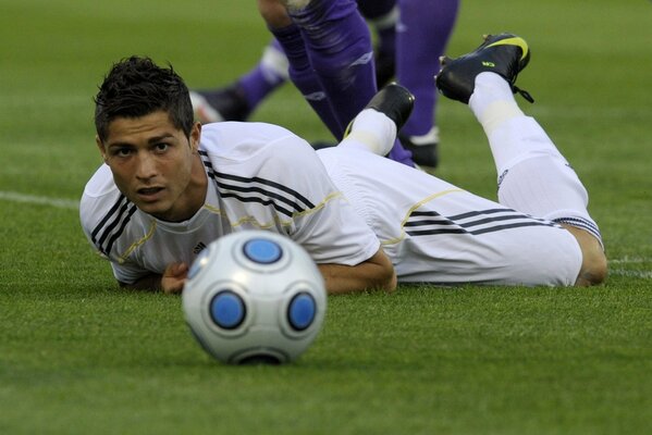 MECZ PIŁKI NOŻNEJ. Ronaldo leży na trawniku