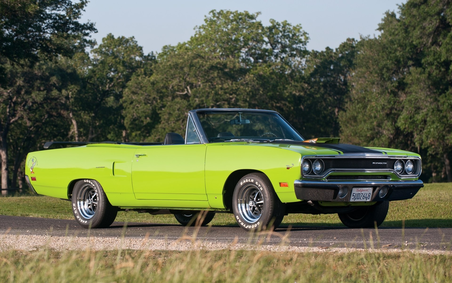 plymouth road runner kabriolet road runner przód droga drzewa