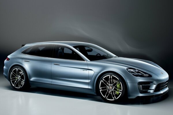 Nowa koncepcja sportowego porsche panamera na szarym tle