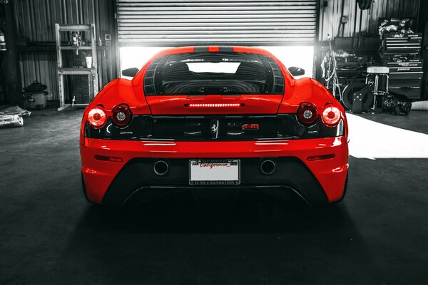 Włoski Czerwony samochód sportowy ferrari f430 w garażu