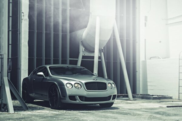 Bentley Continental wytrzymały jak stal