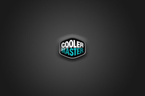 Logo cooler master, biało-niebieski napis na czarnym tle w spłaszczonym regularnym sześciokącie