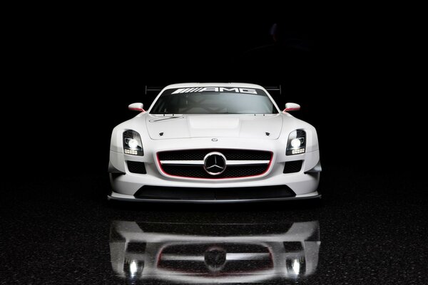 Lekki mercedes benz na czarnym tle