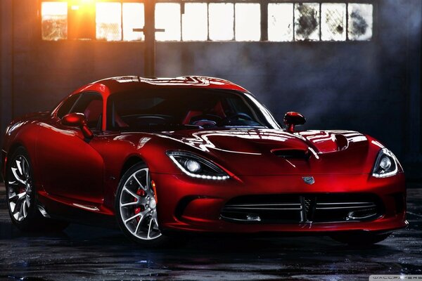 Czerwony supersamochód Dodge Viper SRT 2013