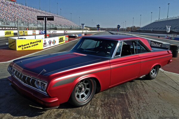 1964 Retro Plymouth na torze