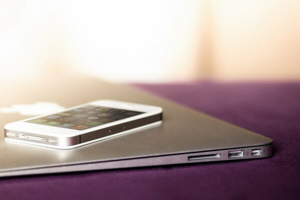 IPhone i MacBook spokojnie leżą na stole