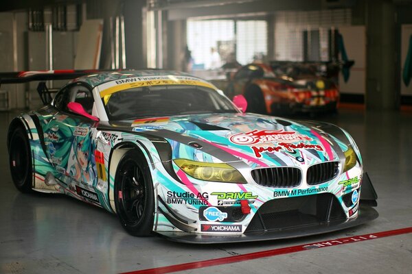 Kolorowe BMW stoi na stacji paliw