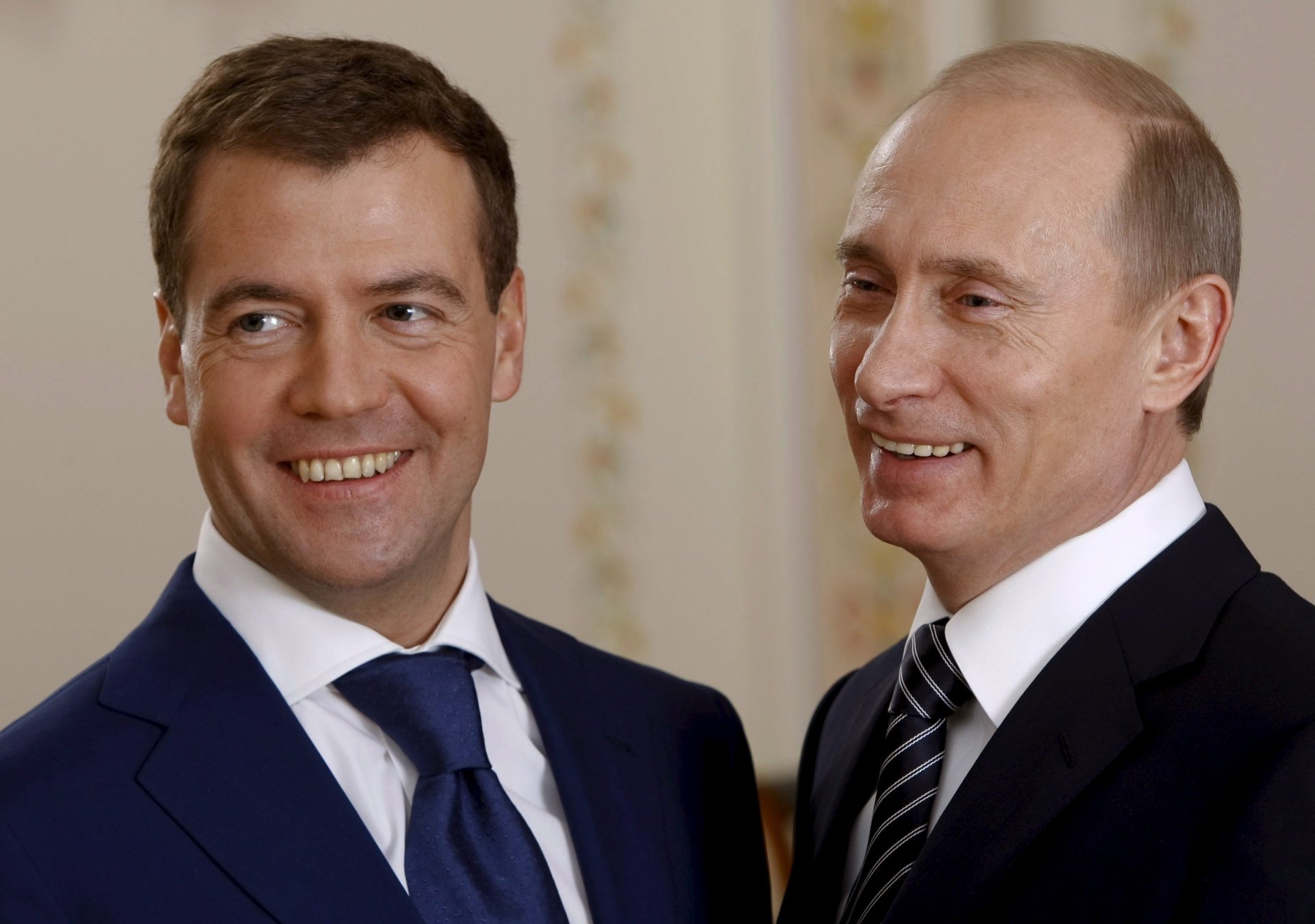 политические деятели тандем президент премьер министр портрет взгляд политика дуэт улыбка россия глаза лицо медведев путин