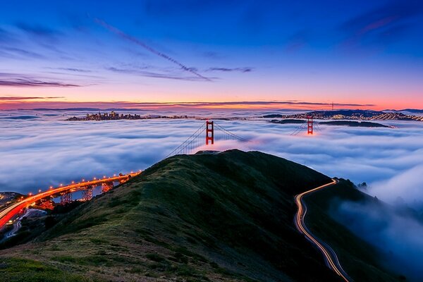 Światła przez mgłę w San Francisco