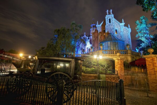 Widok na nocny Disneyland