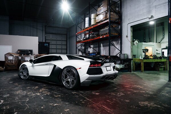 Tuning w garażu Lamborghini w kolorze białym