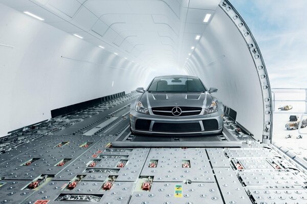Samochód srebrny Mercedes w samolocie