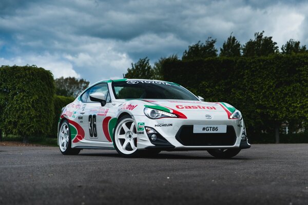 Samochód wyścigowy Toyota z reklamą Castrol