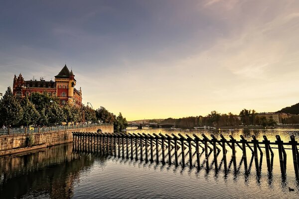 Перегороженная река в Праге, Чехия
