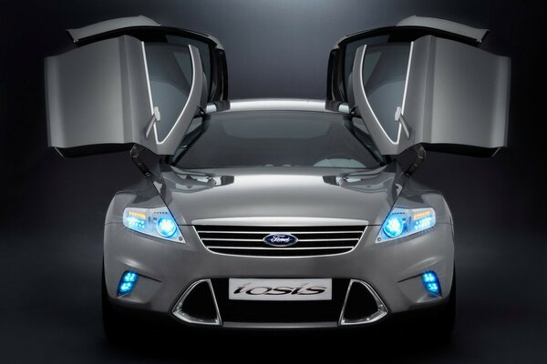 Samochód Ford z otwartymi drzwiami