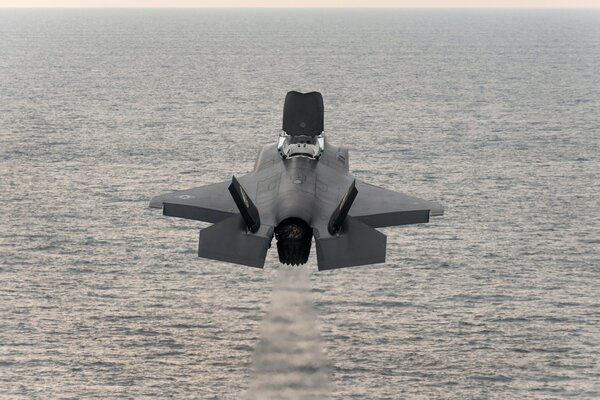 Myśliwiec Lockheed Martin f-35B nad wodą