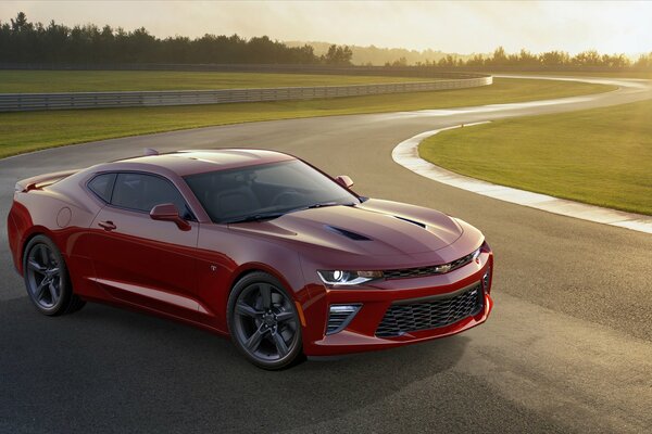 Czerwony Chevrolet Camaro na wyścigach